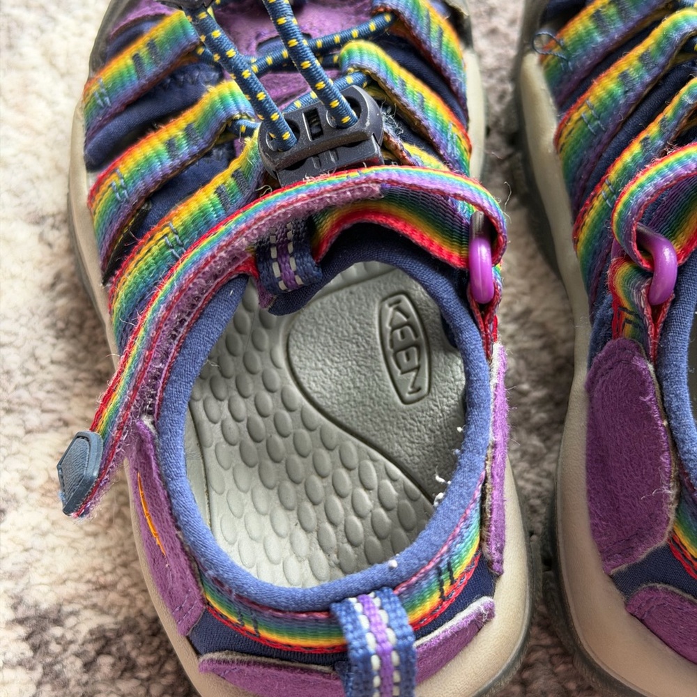 Keen Newport H2 sandals in a rainbow toddler size 8 - Picture 5 of 6